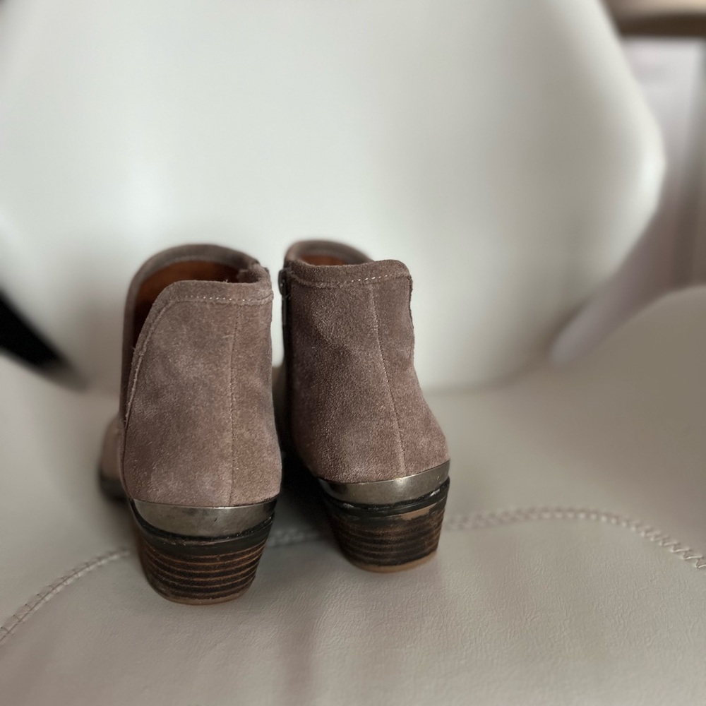 Lucky Brand Suede Tan Taupe Booties Boots Sz. 8 - Picture 3 of 7